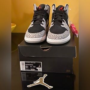 Air Jordan 1 Mid SE
